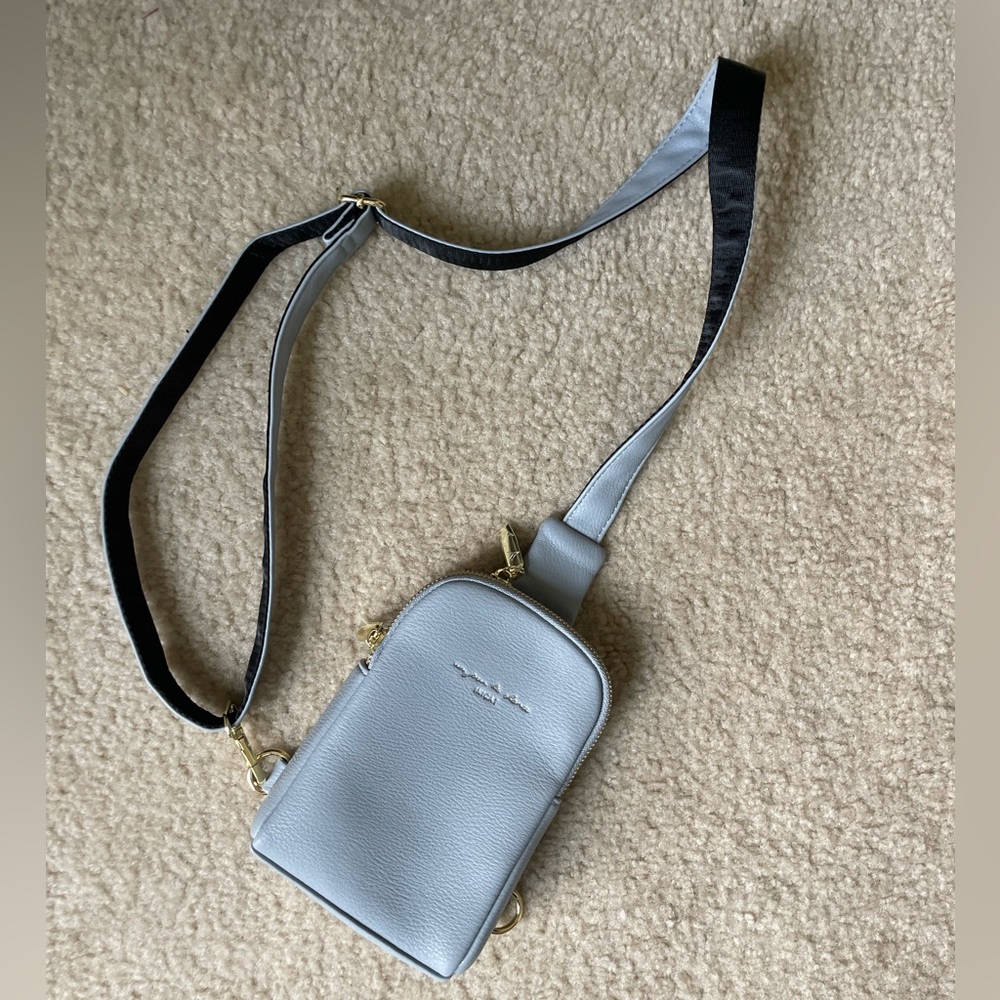 I am selling a cross body bag!